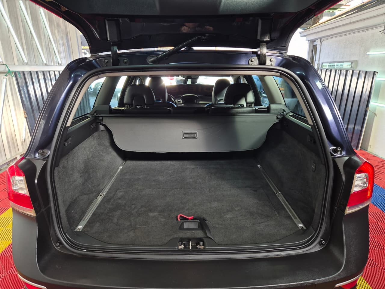 Venta de VOLVO XC70 2.4 D5 COMFORT 4X4 AT - 3DUEÑOS