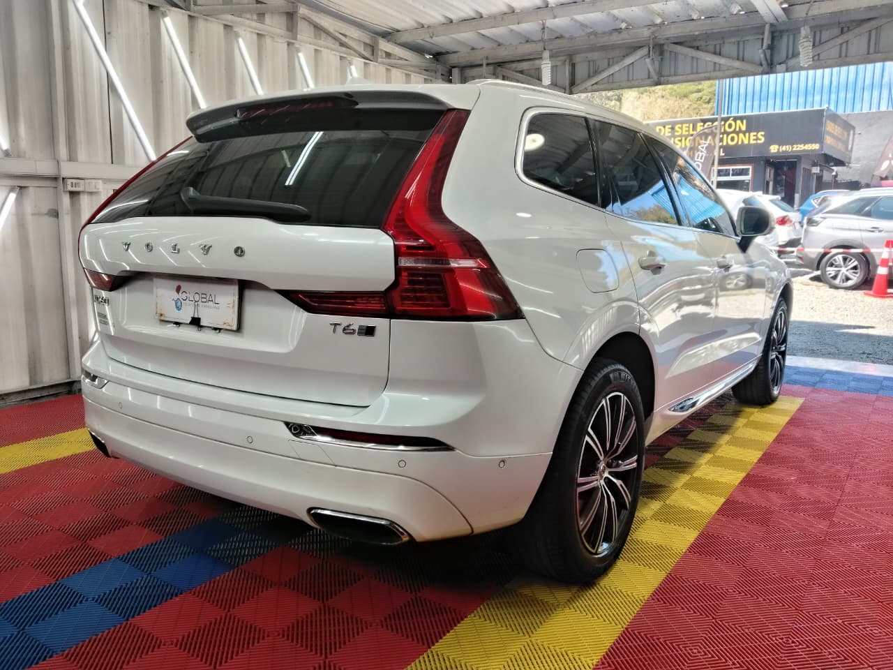 Venta de VOLVO XC60 T6 2.0 4X4 AUT - 2 DUEÑOS 