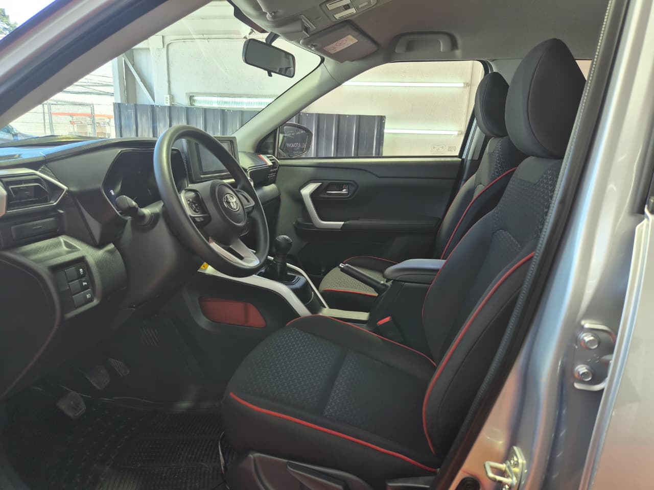 Venta de TOYOTA RAIZE 1.2 E 4X2 MT - 2 DUEÑOS 