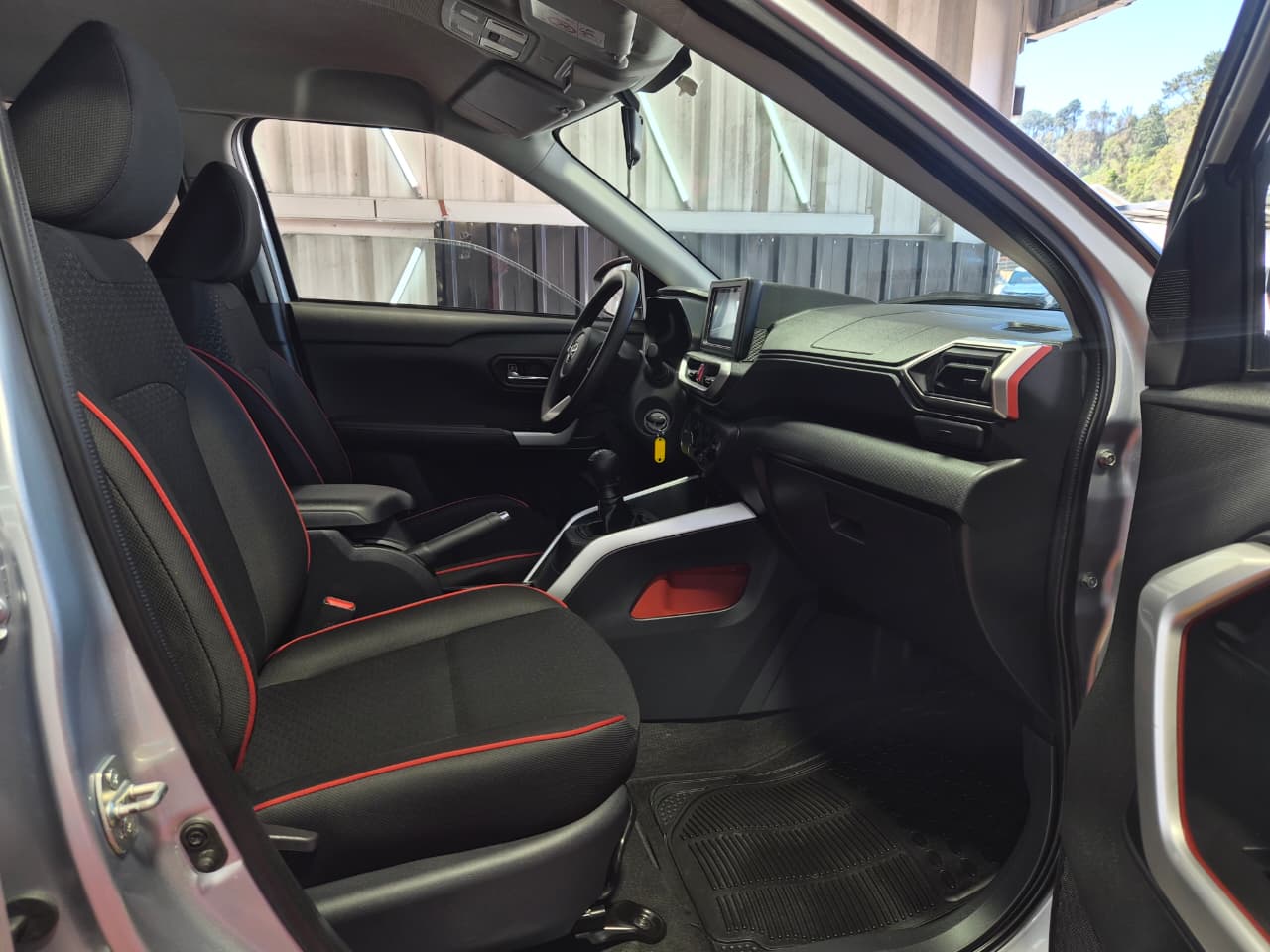 Venta de TOYOTA RAIZE 1.2 E 4X2 MT - 2 DUEÑOS 